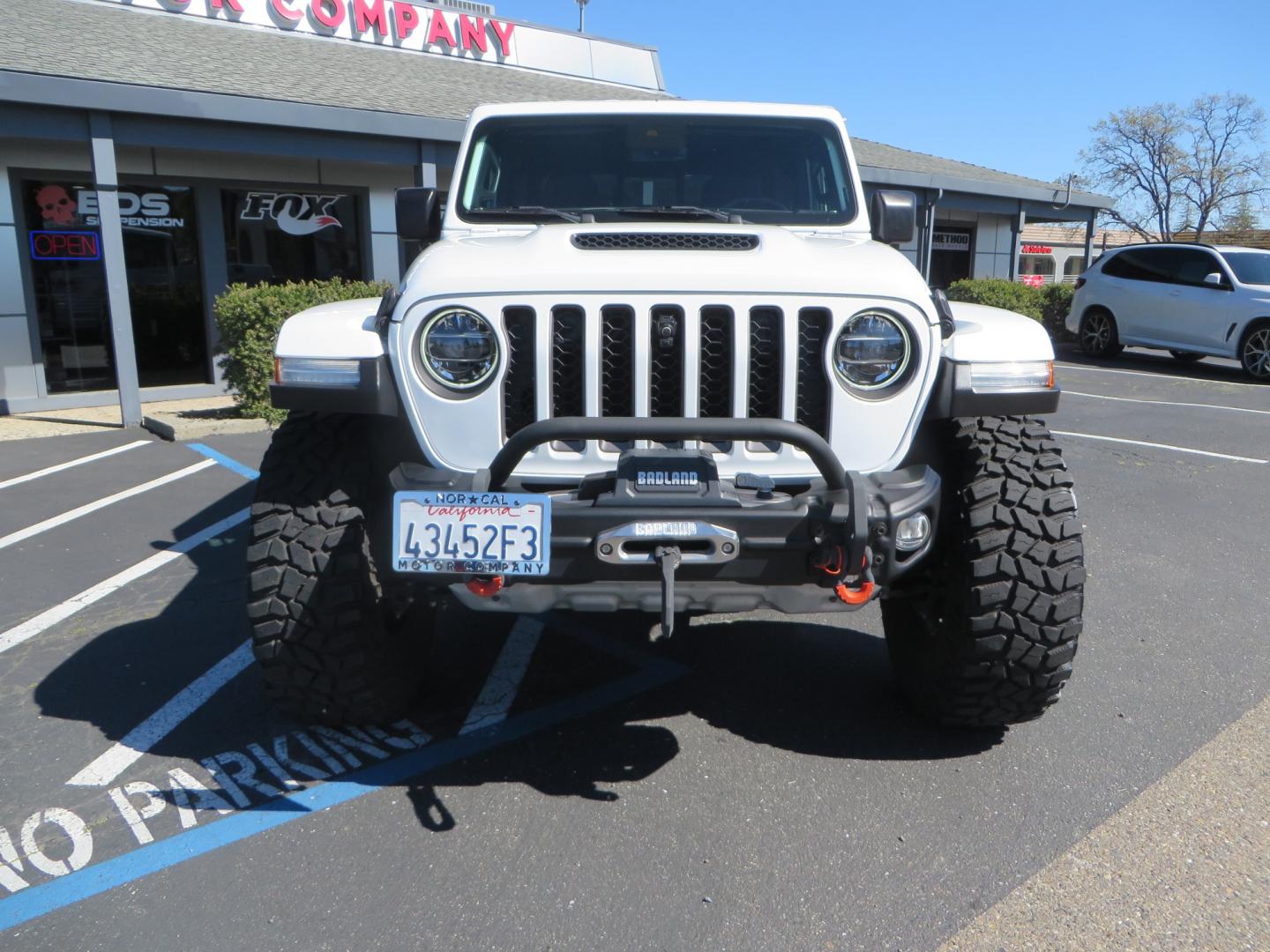 2021 White /Black Jeep Gladiator Mojave (1C6JJTEG5ML) with an 3.6L V6 DOHC 24V engine, automatic transmission, located at 2630 Grass Valley Highway, Auburn, CA, 95603, (530) 508-5100, 38.937893, -121.095482 - Mojave Edition Gladiator with 17" KMC wheels, 37" Cooper STT Pro tires, front bumper, Badlands winch, removable front license plate, and rock sliders. - Photo#1